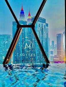 吉隆坡Scarletz Suites KLCC by M Suites的从玻璃建筑的顶部可以欣赏到帝国大厦的景色