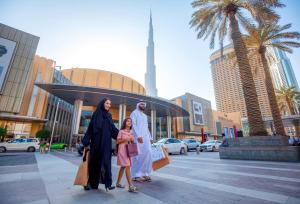 迪拜迪拜城市漫步傲途格精选酒店的一群站在城市街道上的三人