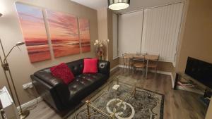 利兹The Savile, Luxury Apartment Leeds - Your Next Stay的客厅配有真皮沙发和桌子