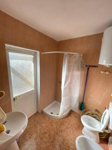 斯库台Shkodra Guest House的带淋浴、卫生间和盥洗盆的浴室