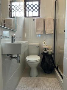 马塞卢Barcalla Hotel Apartments的浴室配有白色卫生间和盥洗盆。