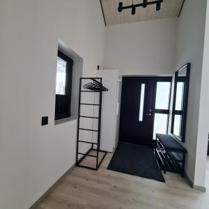 索特Iso-Syöte Villa Remo的一间设有梯子和篮球架的房间