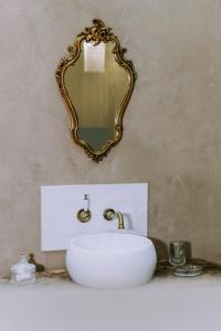 Saint-BauzélyMaison Guy的浴室设有白色水槽和镜子