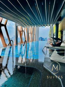 吉隆坡Scarletz Suites KLCC by M Suites的享有城市景致的游泳池