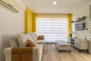 安塔利亚Comfy Residence Flat 3 min to Mall of Antalya的客厅配有沙发和桌子