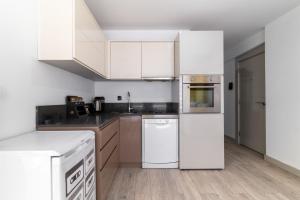 安塔利亚Comfy Residence Flat 3 min to Mall of Antalya的白色的厨房配有白色家电,铺有木地板