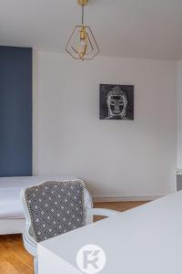 格勒诺布尔L'Authentic Green的配有床、椅子和图片的房间