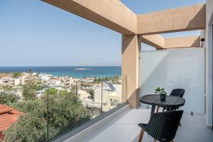 达拉索Nuovo Luxury Suites的阳台享有海景。
