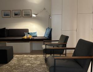宾茨Inselloft-Rügen的客厅配有沙发和桌椅