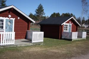 Årsunda奥桑达浴场酒店的两座小房子,院子内有白色的围栏