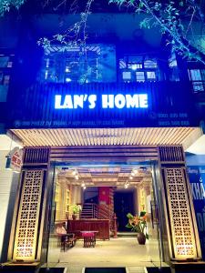 高平Lan home- Cao Bang Army Jeep Tours的商店前方有灯号