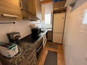 巴塞罗那Large Apartment in el Raval的小厨房配有炉灶和冰箱