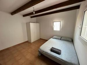 巴塞罗那Large Apartment in el Raval的一间卧室设有一张床和一个窗口