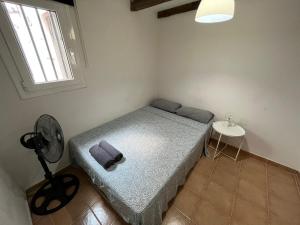 巴塞罗那Large Apartment in el Raval的一间带一张床和风扇的小卧室