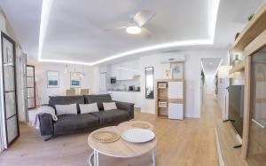 马拉加Nosquera FreshApartaments by Bossh! Apartaments的客厅配有沙发和桌子