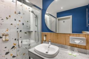 巴拉顿菲赖德Danubius Hotel Annabella的一间带水槽和淋浴的浴室