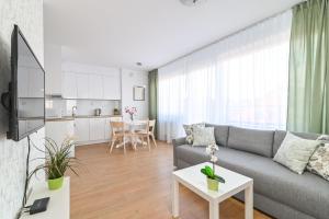格丁尼亚LTC Apartments Ujejskiego的客厅配有沙发和桌子
