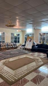 Al RahbaFarm dream的客厅配有沙发和桌子
