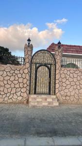 Al RahbaFarm dream的房屋前有门的石墙