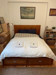 布达佩斯Rustic Cottage & Garden Retreat on Buda Hilltop的一间卧室配有一张床,上面有两条毛巾