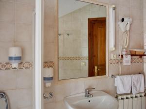 埃斯皮纳马雷蒙纳旅馆的一间带水槽和镜子的浴室