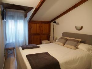 埃斯皮纳马雷蒙纳旅馆的卧室配有一张带两个枕头的大白色床
