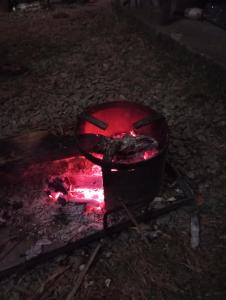 博卡拉GAUTAM GARDEN GUEST HOUSE的火上的一个锅,里面放着肉