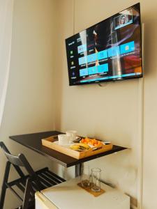 里贝拉布拉瓦Bela Sombra的一间设有桌子的客房,墙上配有电视