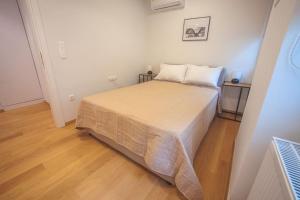 雅典Voula Luxury Apartment的一间卧室,卧室内配有一张大床