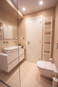 雅典Voula Luxury Apartment的浴室配有卫生间、盥洗盆和淋浴。