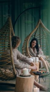 加尔达湖滨Astoria Resort的和女孩一起坐在秋千中的女人