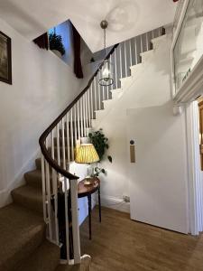 查尔德Watermead House的走廊上设有楼梯、桌子和灯