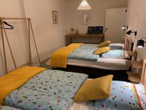 金洛伊Vakantiewoning Het Wielje Maasland的一间卧室配有两张床,提供床单