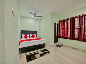 SPOT ON Sri Datta Grand Inn客房内的一张或多张床位