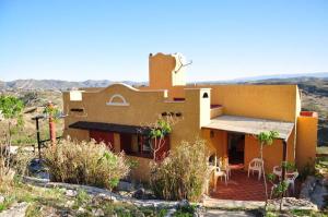 维拉卡洛斯帕兹Cabañas Terrazas del Sol的沙漠中房屋的景色