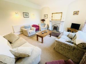 KirmingtonCroxton House的带沙发和壁炉的客厅