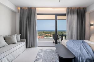 达拉索Nuovo Luxury Suites的酒店客房设有一张床和一个大窗户