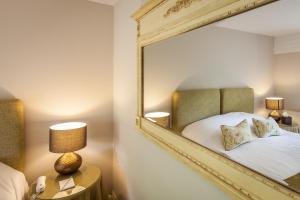 查格福德米尔恩德酒店的一间带镜子和床的卧室