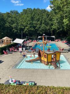 Udenhout杜因霍姆假日公园的游乐场上带海盗船的游泳池