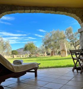 AnnunziataHotel I Menhirs的庭院内长凳,享有田野美景