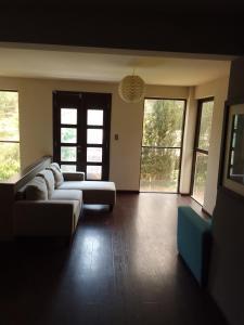 科恰班巴Linda casa de campo con todas las comodidades de la ciudad的大型客厅设有两张沙发和窗户。
