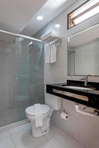 马塞约Marinas Maceió Hotel的浴室配有卫生间、淋浴和盥洗盆。