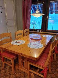 OckelboHus i lugn och naturskön miljö的一张带椅子的木桌和一间餐厅