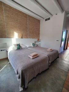 埃斯库约斯帕莱索农庄酒店的一间卧室配有一张大床和两条毛巾