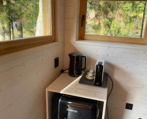 泽勒兹纳·鲁达Camping Železná Ruda的一个小房子里桌子上的咖啡壶