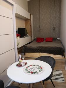 艾斯特根Glamour mini home的卧室配有床、白色桌子和椅子