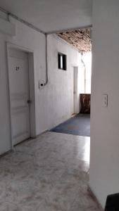 普拉亚卡门LYJ HOTEL Hab 21的一间空房间,设有两扇白色门,铺有瓷砖地板