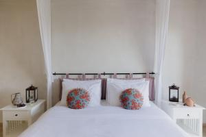 赫索尼索斯Village Heights Resort的卧室配有白色的床和两个枕头