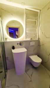 达鲁瓦尔Ginko sobe Daruvar的一间带卫生间、水槽和镜子的浴室