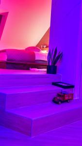 达鲁瓦尔Ginko sobe Daruvar的粉红色的房间,配有床和玩具车
